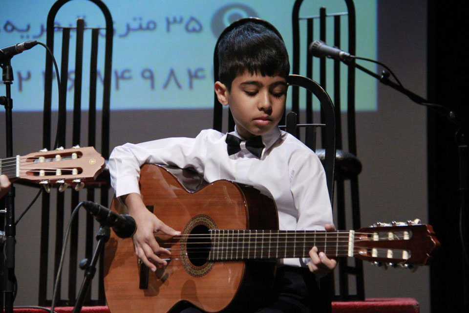 آموزش گيتار به بچه ها در آموزشگاه موسيقي سخن